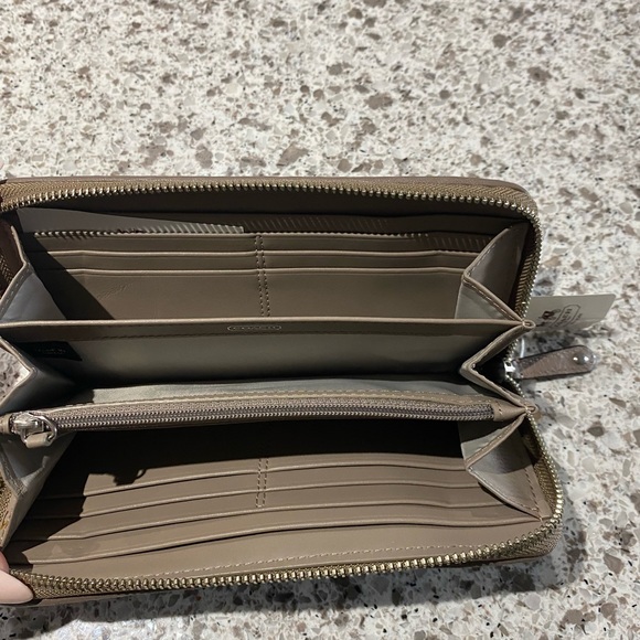 Brand New with tags- Coach Madison Gathered Leather Wallet in mushroom - Picture 3 of 3